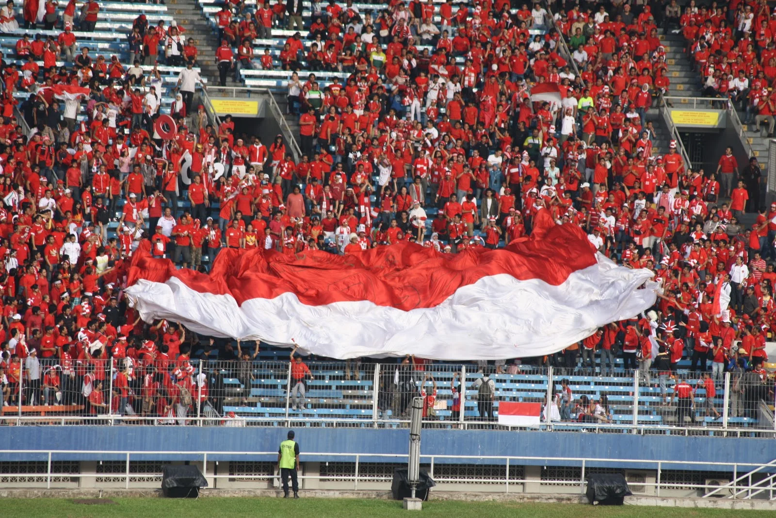CĐV của U20 Indonesia cuồng nhiệt trên khán đài 