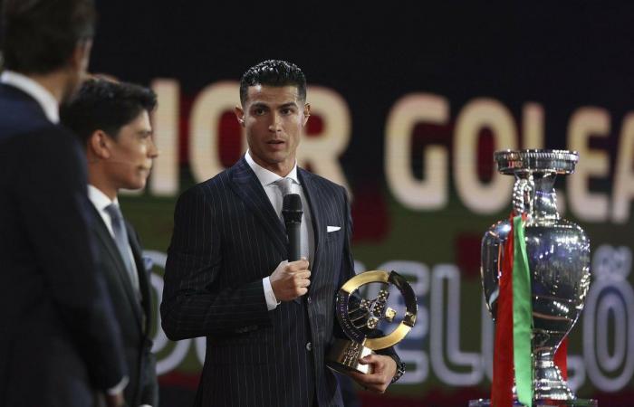 Ronaldo phát biểu sự kiện trong một buổi lễ trao giải 