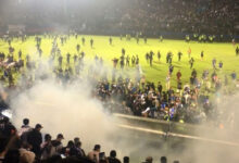 Bạo loạn bóng đá Indonesia khiến 129 người chết